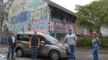 Bild: Kunz
Mitarbeiter und Projektpate des Magischen Projekts freuen sich über den neuen "Ford Tourneo Connect" (von links) Roland Bottke, Benjamin Kahnes, Osman Ismailoglou und Julia Zimmermann (Projektleiterin).