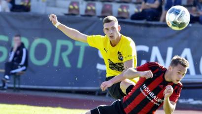 Bild: Hubert Ziegler
Nach dem Heimspiel ist vor dem Heimspiel: Der FC Amberg (hinten Martin Popp) erwartet eine Woche nach dem 3:2-Sieg gegen den SC Luhe-Wildenau den FC Wernberg. Diesmal wurden 400 Zuschauer ins Stadion am Schanzl.