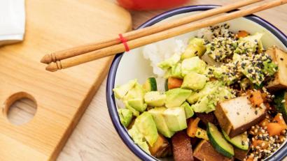 Bild: Christin Klose
Aus Tofu, Avocado und anderen Zutaten lässt sich eine schmackhafte Bowl zubereiten.