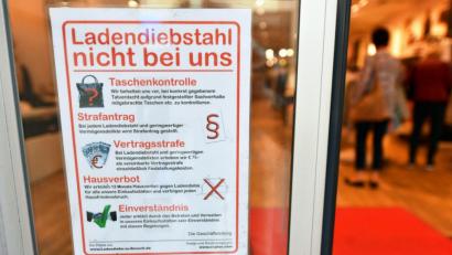 Bild: Martin Schutt/dpa
Allen Warnungen zum Trotz machen zwei Minderjährige in Weiden lange Finger.