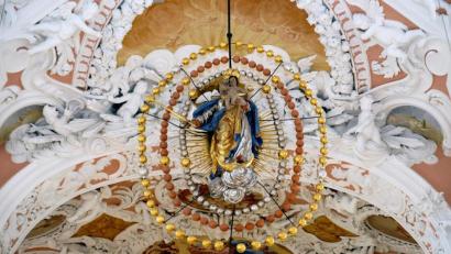 Bild: do
Mitten im Kirchenschiff der Klosterkirche grüßt die Rosenkranzkönigin die Gläubigen. Zu ihren Ehren wird alljährlich das Rosenkranzfest gefeiert.