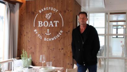 Bild: Urte Scheubeck
Til Schweiger auf dem "Barefoot Boat by Til Schweiger".