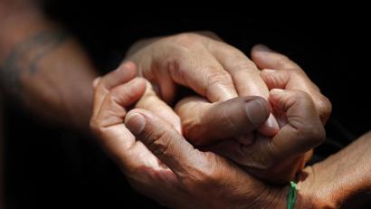 Symbolbild: Hussein Malla/dpa
Die Hand eines geliebten Menschen am Sterbebett halten: Vielen spendet schon eine kleine Geste Trost.