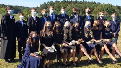 Bild: exb
Pfarrerin Anja Matthalm mit den 17 jungen Leuten, die nach ihrer Konfirmation vollwertige Glieder der Kirchengemeinde sind.