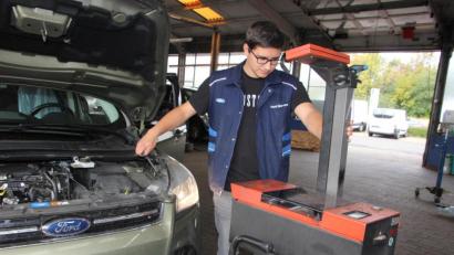 Bild: kro
Kfz-Meister Andreas Weis beim Einstellen des Abblendlichtes.