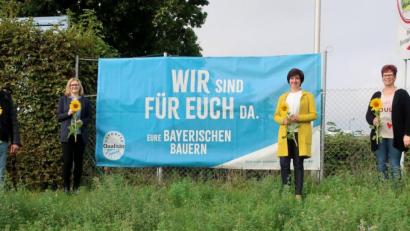Bild: Hirsch
Josef Witmann, Hubert Piehler, Manuela Pronath, Sabine Schindler, Heike Klein und Josef Irlbacher (von links) werben mit dem neuen BBV-Slogan „Wir sind für euch da“ beim Verbraucher für Vertrauen.
