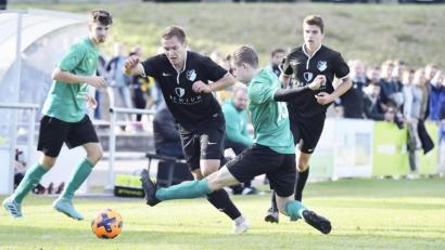 Bild: Hubert Ziegler
Der Riedener Linksverteidiger Tim Vögele (rechts) grätscht energisch zum Ball, doch aller Einsatz half nichts. Der ASV Haselmühl gewann das Vilstalderby mit 4:1.