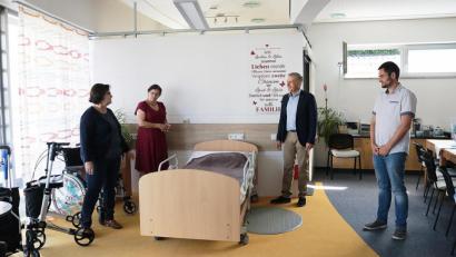 Bild: Stefan Malzer, Landkreis Tirschenreuth/exb
Ein Bett, das einem beim Aufstehen hilft. Diese und viele andere Innovationen für das bedarfsgerechte Wohnen zuhause gibt es in der Musterwohnung in Tirschenreuth zu sehen. Das Bild zeigt Landrat Roland Grillmeier (Zweiter von rechts) bei einem Besuch mit Anita Busch, Regierungsdirektorin Regina Keste und stellvertretendem Sachgebietsleiter Tobias Gabel.
