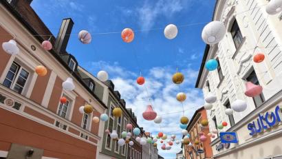 Archivbild: Petra Hartl
Der Stadtmarketingverein hat dazu beigetragen, die Amberger Altstadt im Corona-Sommer aufzumöbeln - mit bunten Lampions in der Fußgängerzone zum Beispiel.
