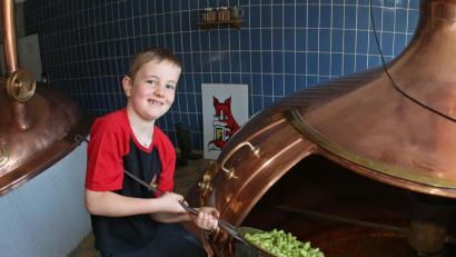 Bild: bmr
Juniorchef Luis packt schon kräftig mit an im Sudhaus: Erstmals darf er den frischen Holledauer Hopfen in den Fuchsbeck-Sudkessel schütten.