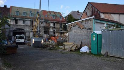 Bild: fla
Zu erheblichen Verzögerungen kommt es beim Umbau und der Sanierung des Anwesens Marktplatz 13 (rückwärtige Ansicht). Bürgermeister Josef Beimler bat den Planer um eine Stellungnahme.