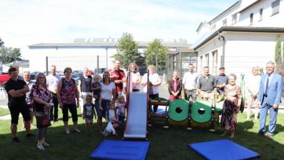 Bild: Stadt Tirschenreuth/exb
Bürgermeister Franz Stahl (rechts), Inge Pannrucker (Dritte von rechts), Heidi Gradl (Fünfte von links), Steffi Dörschmidt (Siebte von links), Birgit Mayer (Achte von rechts), Michael Dörfler (Vierter von links), Harald Eckstein (Achter von links), Paulus und Maximilian Mehler (Fünfter und Sechster von rechts) sowie viele weitere Unterstützer bei der Eröffnung des neuen „Rappelkiste“-Außenbereiches.