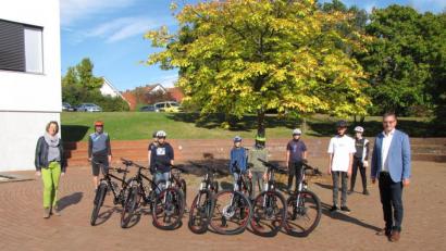 Bild: dob
Renate Kellner (links), Vorsitzende des Fördervereins, überreicht die Mountainbikes an die Mittelschule. Rektor Hubert Reil (rechts) dankt für das großzügige Geschenk.
