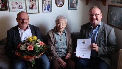 Bild: rab
Bürgermeister Uwe König (rechts) und Dritter Bürgermeister Johannes Ott (links) überbringen Berta Rabenstein (Mitte) die Glückwünsche der Marktgemeinde zum 95. Geburtstag.