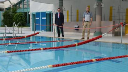 Bild: tk
Was sich im Hockermühlbad laut Stadtwerke-Chef Stephan Prechtl (links) und Bäderleiter Günter Schwarzer bewährt hat, gilt künftig auch für das Kurfürstenbad: Schwimmer müssen sich an eine Einbahnregelung halten.