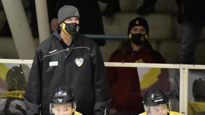 Bild: Hubert Ziegler
ERSC-Trainer Dan Heilman (hinten) erwartet zum Auftakt in der Bayernliga zwei harte Brocken.