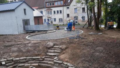 Bild: ld
Das Schlachthaus steht kurz vor der Eröffnung. Am Kirchweihsamstag, 17. Oktober, ist es soweit. Derzeit wird fest an den Außenanlagen gewerkelt. Gut gelungen ist die Bachaufweitung.