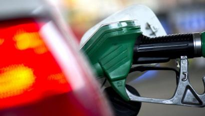 Symbolbild: Arno Burgi/dpa
An einer Tankstelle steckt ein Zapfstutzen einer Zapfsäule im Tank eines Autos.