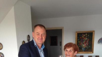 Bild: wec
Bürgermeister Erich Meidinger gratuliert Irmgard Knieriemen zum 90. Geburtstag.