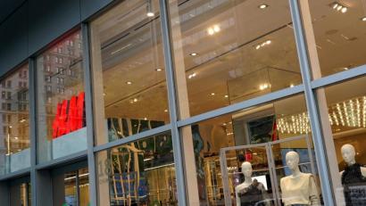 Bild: John Marshall Mantel/dpa
Das Logo des schwedischen Textilhandelsunternehmens H&M ist an einer Filiale zu sehen.