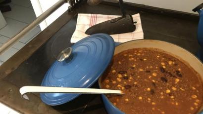 Bild: Michael Schiffer
Zwei Stunden muss das Wild-Chili auf niedriger Stufe köcheln, dann ist es perfekt.