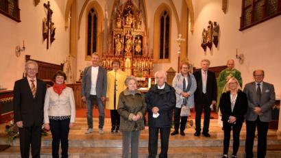 Bild: fdl
Wegen der Corona-Abstandsregeln versammeln sich die elf Paare zusammen mit Pfarrer Johann Hofmann in zwei Gruppen vor dem Hauptaltar der Hirschauer Pfarrkirche Mariä Himmelfahrt.