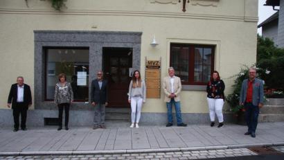 Bild: wro
Aktuell praktizieren mit Steffen Stein drei Allgemeinärzte in Wiesau. Im Bild von links Dr. Jürgen Mahner, Dr. Brunhilde Dick-Kollmannsperger, Dr. Omparkash Rai, Linda Stark, Steffen Stein, Corinna Bauer und Bürgermeister Toni Dutz.