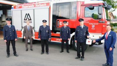 Bild: do
Sparkassen-Direktor Gerhard Hösl (rechts) übergibt den Defibrillator das Führungsteam der Feuerwehr Vorbach.