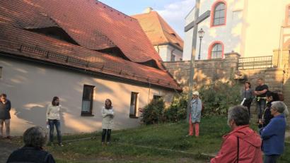 Bild: Stadt Tirschenreuth/exb
Johanna Zettl (mit Buch) und Anja Stock (links daneben) inmitten der Teilnehmer der Führung.