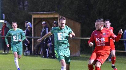 Archivbild: Hubert Ziegler
Im Flutlicht-Pokalspiel am vergangenen Freitag gegen den ASV Cham (rechts Johannes Bierlmeier) klappte es mit dem ersten Sieg der DJK Ammerthal (in der Mitte Verteidiger Christian Kohl) nach dem Re-Start. Im ersten Liga-Heimspiel nach dem Wiederbeginn ist am Feiertag, 3. Oktober, der 1. FC Sand zu Gast.