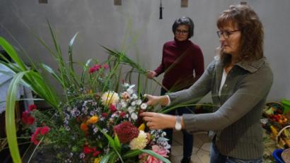 Bild: hka
Beim Schmücken des Erntedankaltars machten Frauenbund und KAB in Sulzbach erstmals gemeinsame Sache. Wie hier beim Blumengesteck.