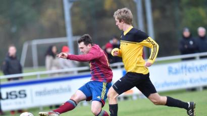 Archivbild: A. Schwarzmeier
Die SV Grafenwöhr will gegen die SpVgg Lam in die Offensive gehen: Goalgetter Patryk Bytomski schießt sich schon mal warm.