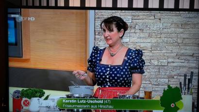 Screenshot: ZDF
„Saure Zipfel: Bratwürste in saurem Wurzelsud mit Joghurt-Fenchel-Brötchen“ bereitete die Hirschauer Friseurmeisterin Kerstin Lutz-Uschold am zweiten Tag der ZDF-Küchenschlacht zu.