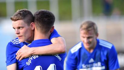 Archivbild: A. Schwarzmeier
SolcheJubelsSzenen wollen die SpVgg-SV-Fans im Heimspiel gegen den FC Tegernheim sehen: Niklas Lang umarmt Moritz Zeitler (11), rechts Dennis Paulus.