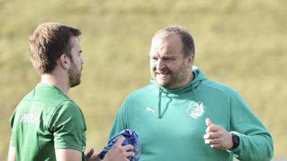 Bild: Hubert Ziegler
Bernd Scheibel (rechts), der Trainer des ASV Haselmühl, wird seiner Truppe schon erklären, wer Udo Hagerer ist.