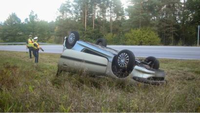 Bild: jma
Bei einem Unfall auf der B 85 blieb der Peugeot des Unfallfahrers auf dem Dach im Straßengraben liegen.