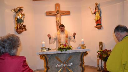Bild: gi
Pfarrer Udo Klösel zelebriert seinen ersten Patroziniumsgottesdienst in der Dorfkapelle St. Michael in Ragenwies.