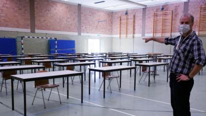 Bild: Christopher Dotzler
Andreas Heindl von der Hausverwaltung der OTH und weitere Helfer haben die Turnhalle in zwei Hörsäle umgewandelt, damit die Studierenden den Mindestabstand einhalten können.