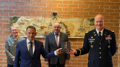 Bild: Susanne Bartsch, US-Armee Garnison Bavaria
Antrittsbesuch im Weidener Rathaus. Im Bild (von links) 3.Bürgermeister Reinhold Wildenauer, Oberbürgermeister Jens Meyer, 2. Bürgermeister Lothar Höher und Oberst Christopher R. Danbeck.