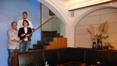 Bild: tk
Das Café Zentral wird größer, im Gegenzug verschwinden Fleisch- und Wursttheke der Metzgerei Hottner. Herbert (links) und Daniela Hottner stellten die Pläne mit Zentral-Geschäftsführer Michael Lier vor.