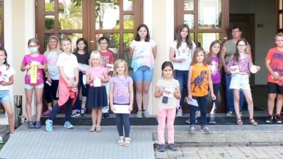 Bild: lep
25 lesefreudigen Kinder beteiligen sich an der Leseolympiade der Pfarrbücherei Kirchenthumbach. Dafür werden sie mit tollen Preisen belohnt. Mit der Aktion möchte die Bücherei die Kinder zum Lesen motivieren, was sichtlich gelang.