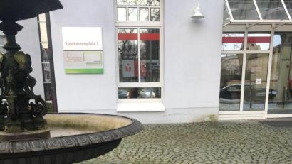 Bild: ge
Vor dieser Bankfiliale in Sulzbach-Rosenberg stach ein 21-Jähriger auf einen Obdachlosen ein.
