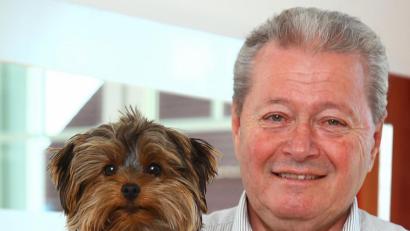 Bild: Petra Hartl
Norbert Probst mit seinem täglichen Begleiter: Hund Peppo.