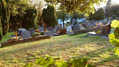 Bild: sm
Diese freie Fläche im östlichen Bereich des Haberländer Friedhofes will die Gemeinde für Urnengräber nutzen.