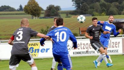 Bild: hho
1:1 endete am vergangenen Sonntag das Derby zwischen dem TSV Konnersreuth (blaue Trikots) und der (SG) SV Mitterteich II/SV Steinmühle I. Am Sonntag gastiert Konnersreuth bei Schlusslicht FCV Röslau II, die SG empfängt Tabellenführer VfB Arzberg.