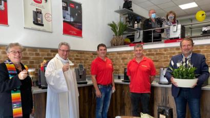 Bild: Völkl
Nach der Segnung der neu gestalteten Räume stießen Pfarrerin Heidi Gentzwein und Pfarrer Hannes Lorenz mit einer Tasse Kaffee an. Den beiden Firmeninhabern Helmut und Thomas Nirschl (Dritter und Vierter von links) überreichte Bürgermeister Frank Zeitler (rechts) im Namen der Stadt ein Geschenk.