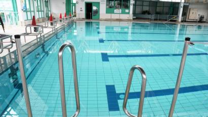 Bild: Gabi Schönberger
Ein erster Versuch in der andauernden Coronakrise: Die Stadtwerke öffnen das Sport- uns Springerbecken für die Schwimmer. Die WTW hingegen bleibt weiterhin geschlossen. .