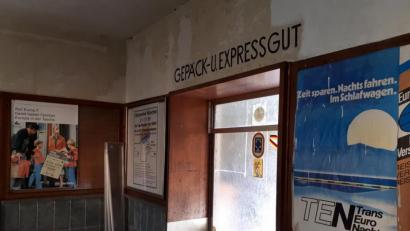 Bild: pz
Im Foyer des Bahnhofsgebäudes finden sich an den Wänden Relikte aus längst vergangenen Zeiten.