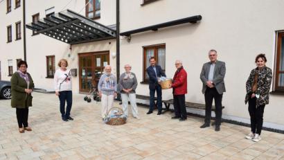 Bild: bnr
Der Seniorenbeirat überrascht die Bewohner des Seniorenheims mit eine Kirwapackerl. Bei der Übergabe von links: Gerdi Gradl, Heimleiterin Astrid Ostermayer, Heimberätinnen Anna Bauer und Maria Meiler, Norbert Auer, Helmut Butz, Bürgermeister Richard Tischler und Johanna Mertins.