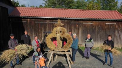 Bild: jzk
Stadtpfarrer Thomas Kraus (Zweiter von links) freute sich mit den Berndorfern über die schöne Erntekrone.